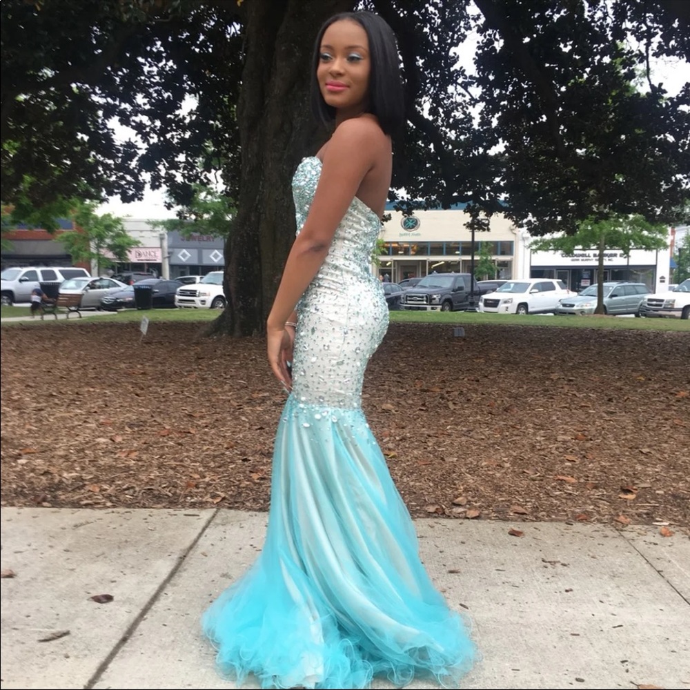 Prom dress - Picture 2 of 5